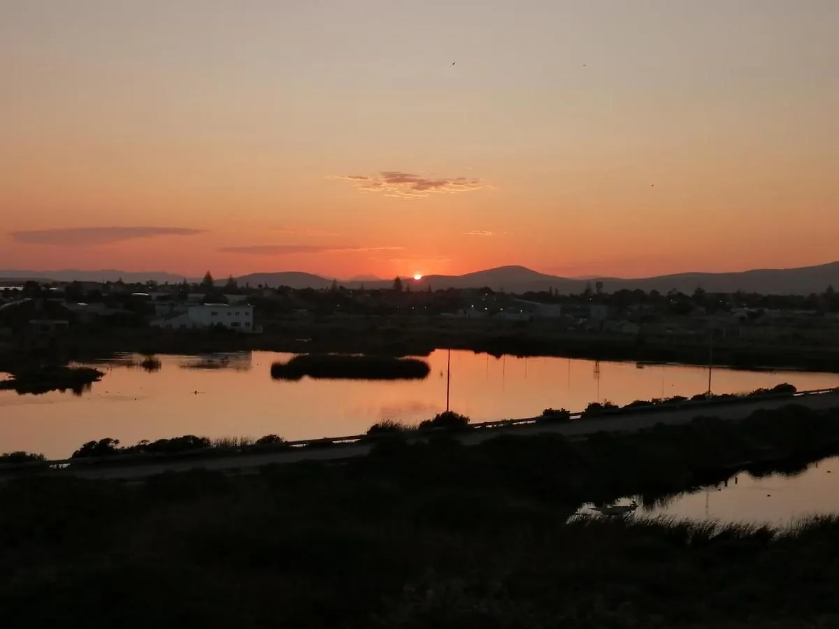 Dolphin Beach H203 Table Mountain Views Bloubergstrand Appartement